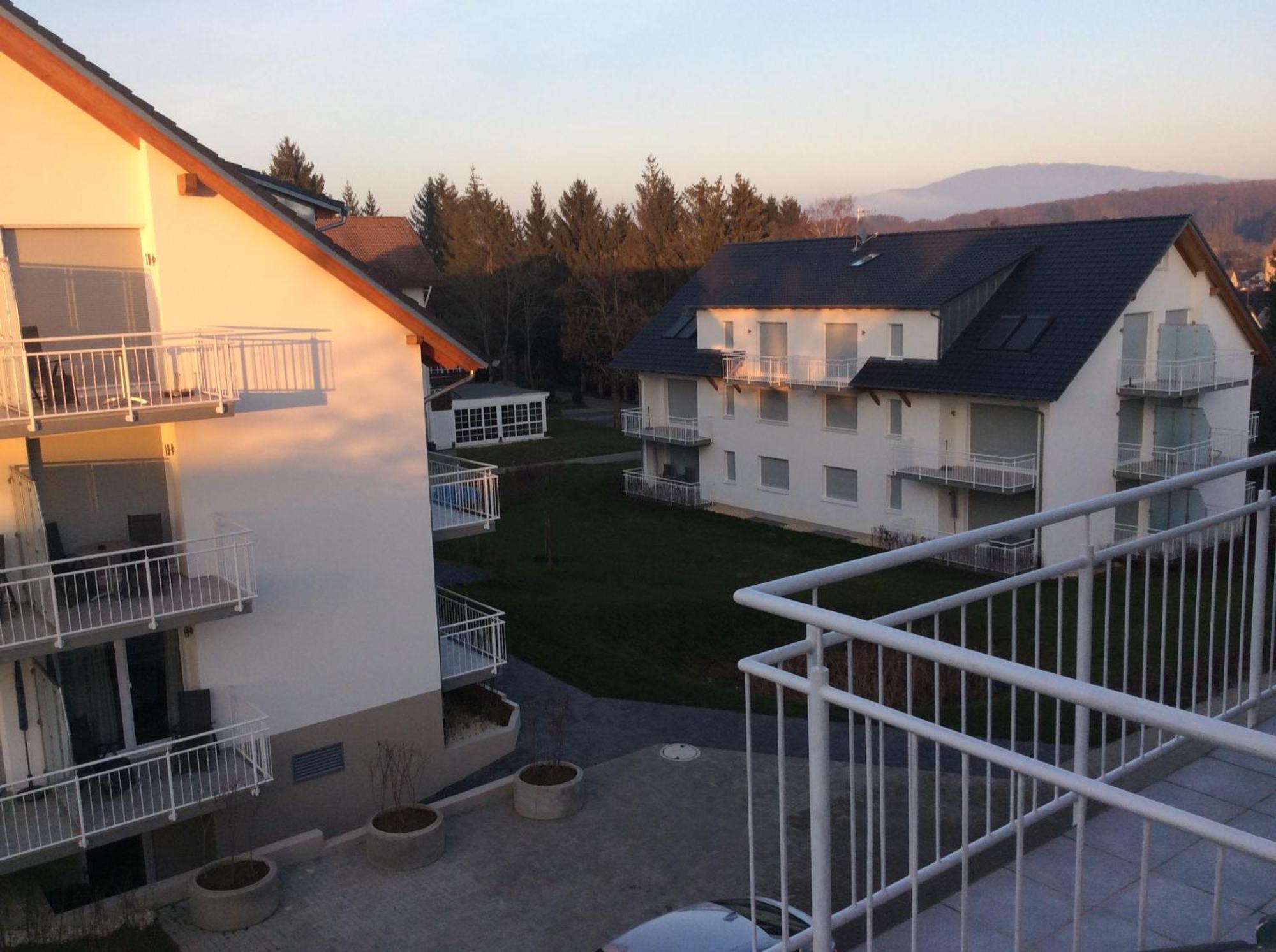 2-Zimmer-Ferienwohnung Mit Hotelservice Und 2 Balkons - Golf, Bike Und Wellness Im Markgraeflerland Бад-Беллінген Екстер'єр фото