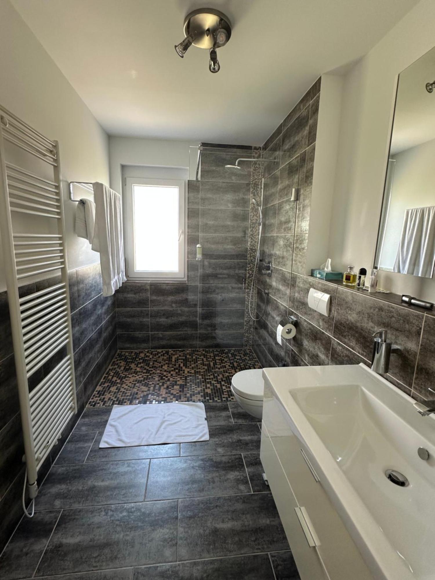 2-Zimmer-Ferienwohnung Mit Hotelservice Und 2 Balkons - Golf, Bike Und Wellness Im Markgraeflerland Бад-Беллінген Екстер'єр фото